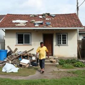 homem caminhando sobre lixo em Teresina